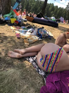 Candid milf's booty and feet at the beach
