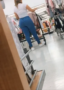 Latina in jeans nice