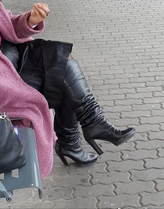 Candid girls in public showing nice legs and feet
