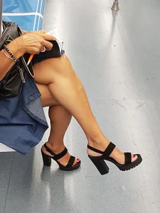 Candid girls in public showing nice legs and feet
