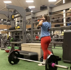 Fat ass gym girl in leggings