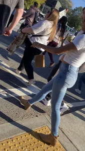 Bubble butt ebony in jean. Nice tits.