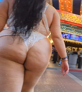 OMG big booty in thong