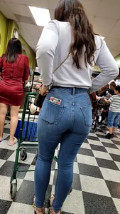 Latina in tight jeans (good set)