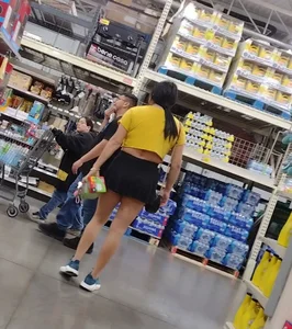Hot Girl In Mini Skirt In Food Store In RGV / Sabrosa Mora En Mini Falda En El Valle Del Rio Grande