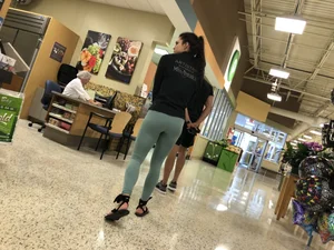 Girl with Hot Ass and Legs in Yoga Pants - Mall Creepshot