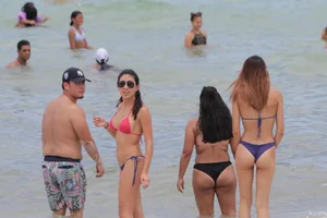 Candid Florida beach and bikini girls