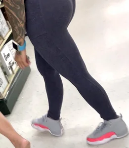 Sexy tatted l@tina in leggings