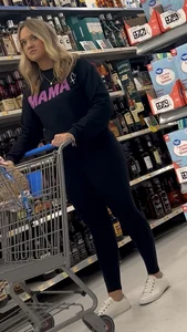 Hot Blonde Mama With Ten Pounds In All The Right Places🤤