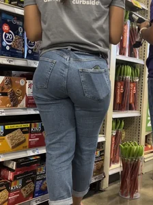 Tight Bubble Ass in Jeans Mami