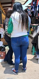Gordita nalgona en jeans ajustados