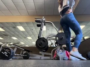 Petite gym cutie w a booty squatting