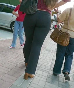 Lady with a nice big booty in leggings with vtl