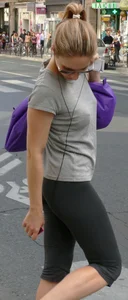 Skinny babe in leggings with some serious vpl