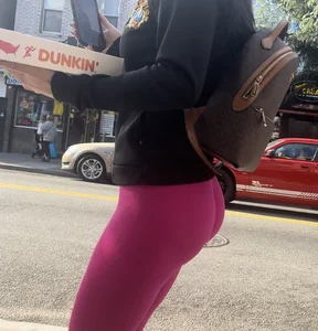 Jiggly Buttle butt in bright pink gym leggings