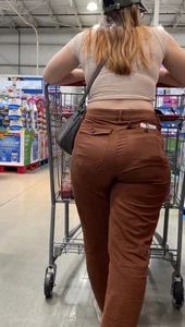 Pawg eating up them jeans