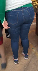 Gordita nalgona en jeans ajustados