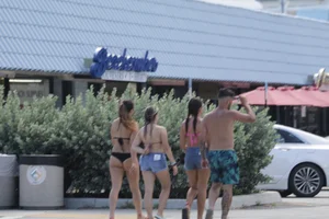 Candid Florida beach and bikini girls