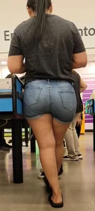 Thick milf latina chick in tight jeans shorts