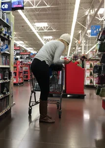 Walmart blonde whooty shopping in black leggings with vtl