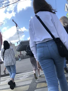 Awesome Butt in Tight Blue Jeans on a Crosswalk Creepshots Gallery