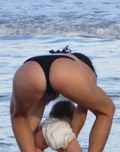 Hot candid milf in a swimsuit bending over at the beach creepshot