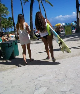 Big booty dark skinned surfer babe heading to the beach