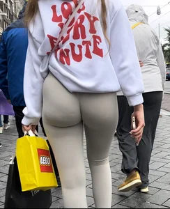 Hot bubblebutt with a jiggle in thight leggings