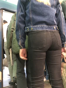 Hot Ass in Tight Jeans Subway Candid Closeup