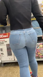 Short Latina has sweet bubblebutt in jeans