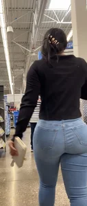 Short Latina has sweet bubblebutt in jeans