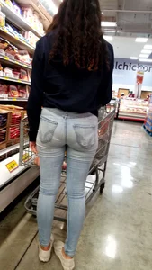 Latina babe grocery shopping in tight jeans with a nice ass