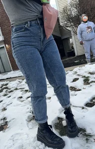 Latina in jeans