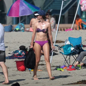 Beach babe in purple bikini with nice mound, booty and slight camel toe