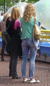 Street market candid chick in tight jeans with a hot ass creepshot
