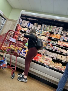 Hot Mom wearing Lululemon’s  [ NOT OC ]