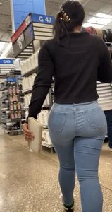 Short Latina has sweet bubblebutt in jeans