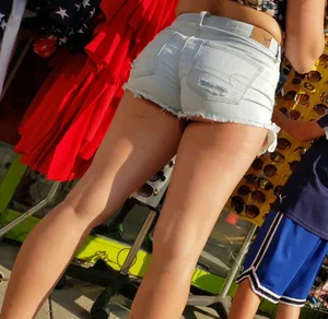 Candid babes out in the wild pt. 1