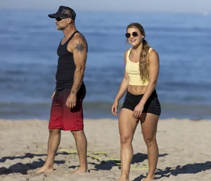 Hot candid summer girls in shorts, leggings and crop tops