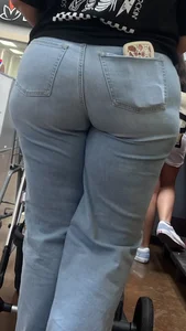 Squishy Mom ass in jeans