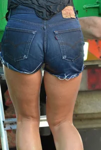 Hottie in levis shorts [not oc]