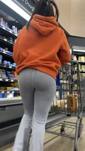 Short Latina has a very sexy ass in tight leggings (+ gifs)