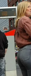 Big booty blonde babe in tight jeans with a nice ass