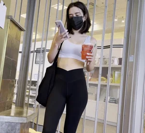 Beautiful candid brunette babe with a delicious ass in tight leggings