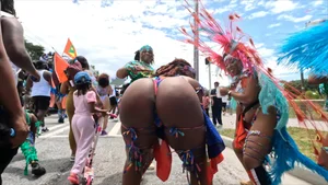 Hypnotizing Haitian Bounces Her Phat Pinballs