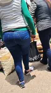 Gordita nalgona en jeans ajustados