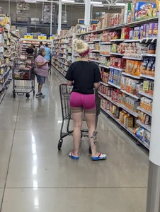 Latina mami w/ amazing bubble in pink shorts