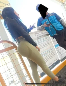 Sexy ass eating legging latina