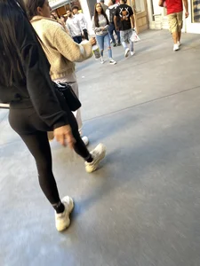 Fat ass can’t fit in those alo leggings
