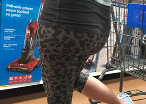 Thick Walmart milf ass in tight grey patterned leggings